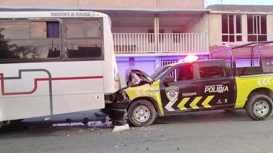 Patrulla choca contra autobús en la capital de San Luis; hay cinco heridos