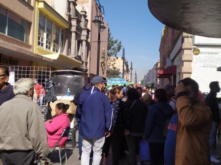 ¡Adiós a la sana distancia! Así lucen los comercios en San Luis Potosí, previo a Navidad