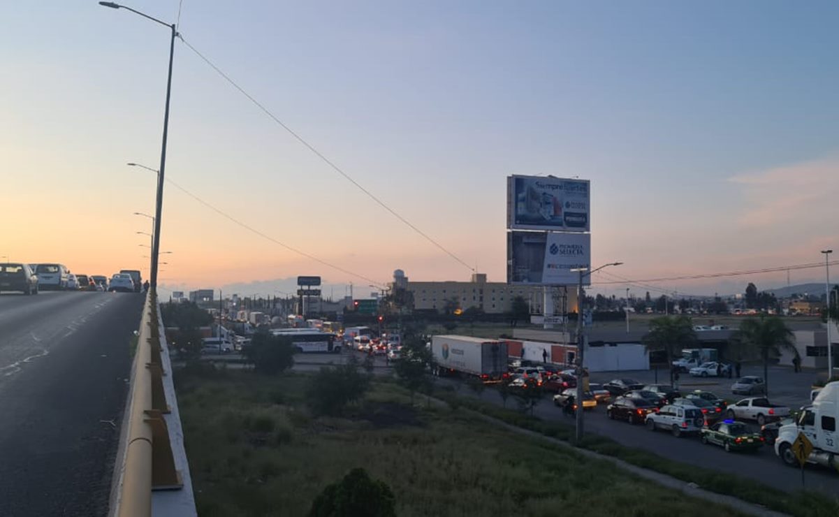 Bloqueo de trabajadores de la Fiscalía deja a miles atrapados en el tráfico de SLP. Foto: Especial