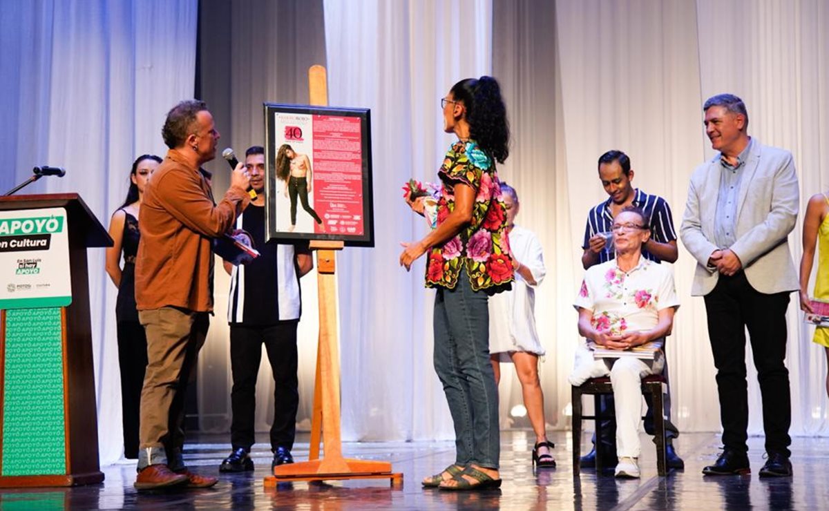 Develan placa por 40 años de la compañía de danza Barro Rojo en SLP
