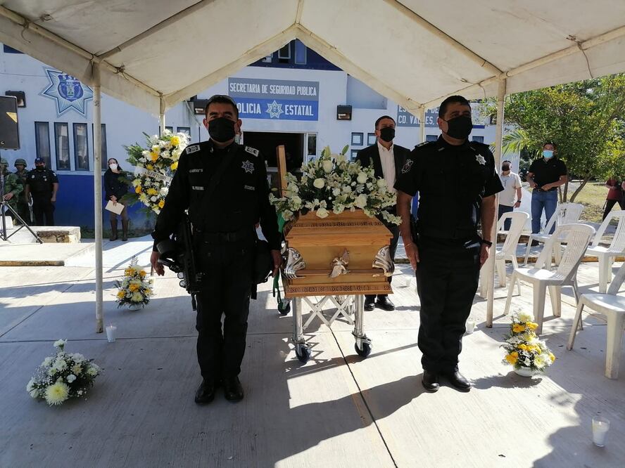 Rinden homenaje a policía estatal que murió en ataque en Tamasopo. Foto: Especial
