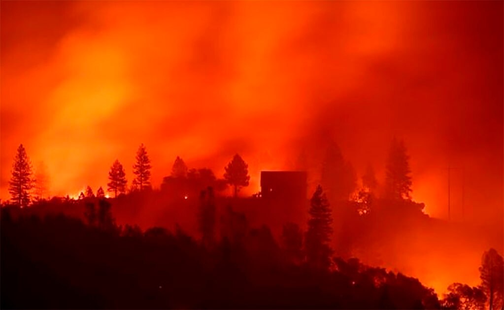 Bomberos enfrentan “vientos del diablo” que avivan incendios en California