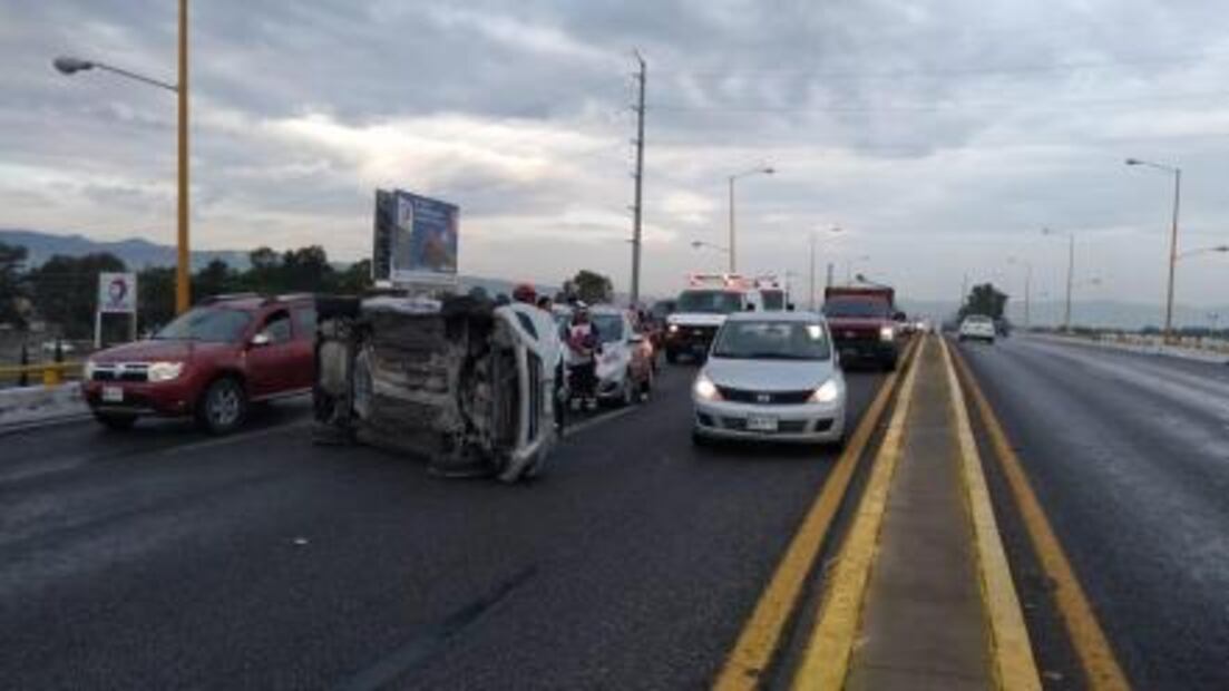 Volcadura en carretera Rioverde
