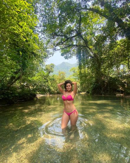 Brenda Catalán disfruta en bikini atractivos de la Huasteca potosina