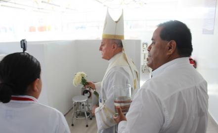 Arzobispo bendice nueva área de fisioterapia de la Cruz Roja
