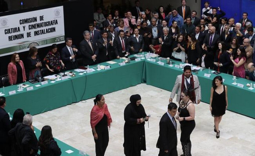 Sergio Mayer rompe protocolo en instalación de Comisión de Cultura