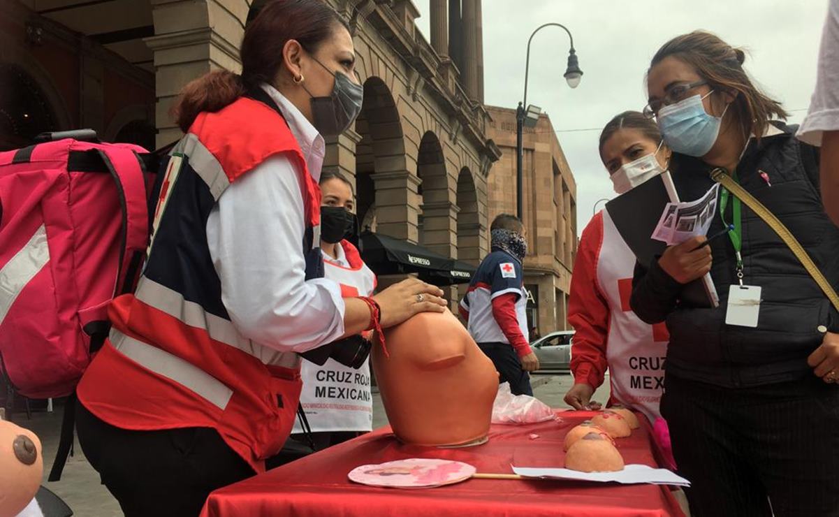 Experta comparte la forma correcta de realizar la autoexploración para prevenir cáncer de mama. Fotos: Xochiquetzal Rangel