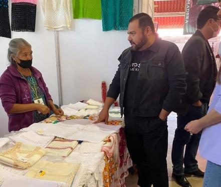 Diseñador Benito Santos recorre la Fenapo junto a Ximena Navarrete y Juan Carlos Valladares
