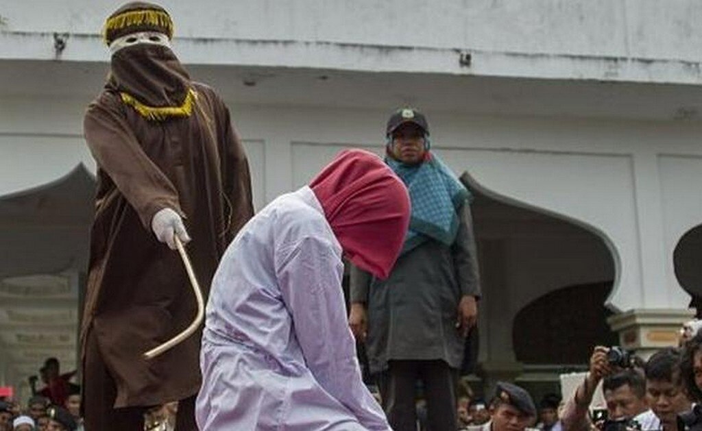 Getty Images Foto de archivo de una mujer en Indonesia que también fue azotada en público.