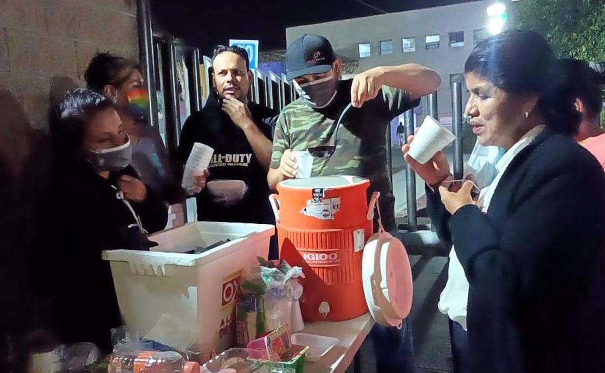 “Darles un café, es como darles un abrazo”: potosinos regalan cenas a familiares de enfermos en hospitales
