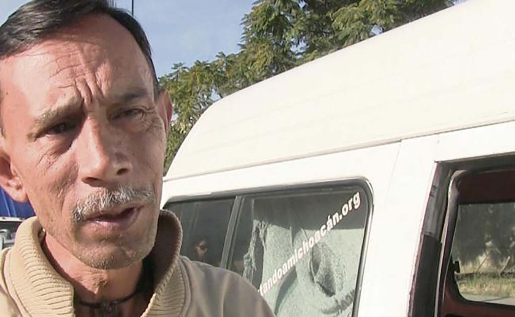 Duermen dentro de su combi ante desabasto de gasolina