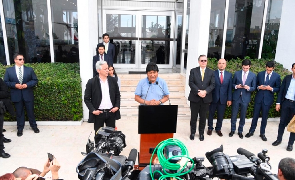 Mientras tenga vida haré política, dice Evo Morales al llegar a México