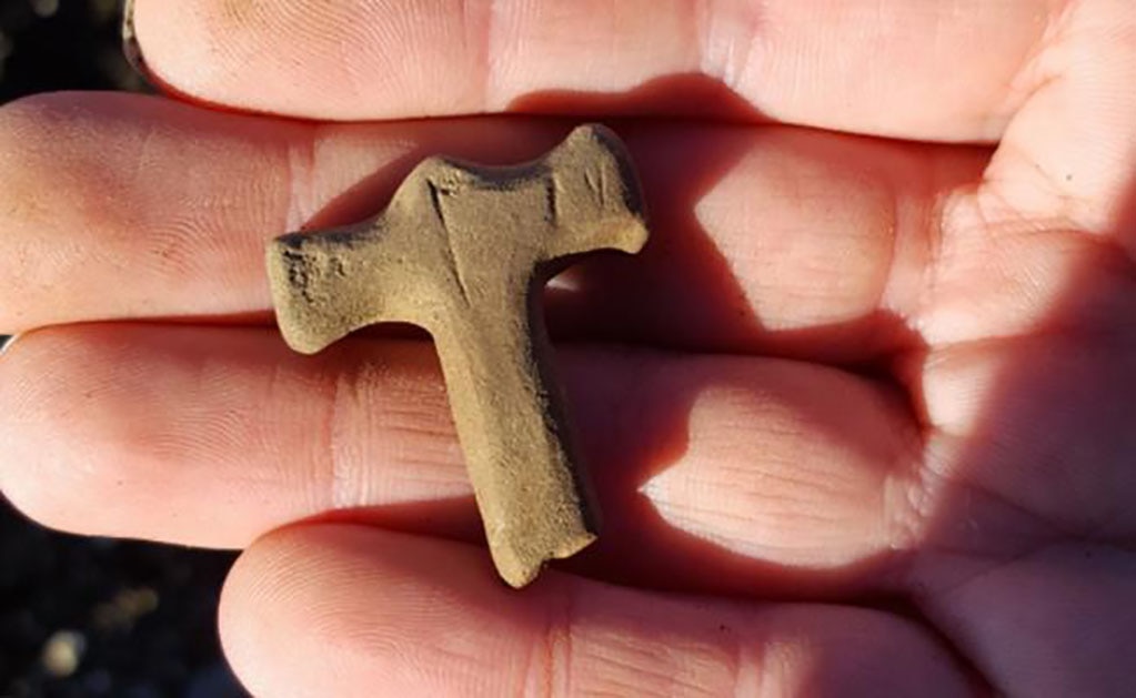 Descubren amuleto con forma del martillo de Thor