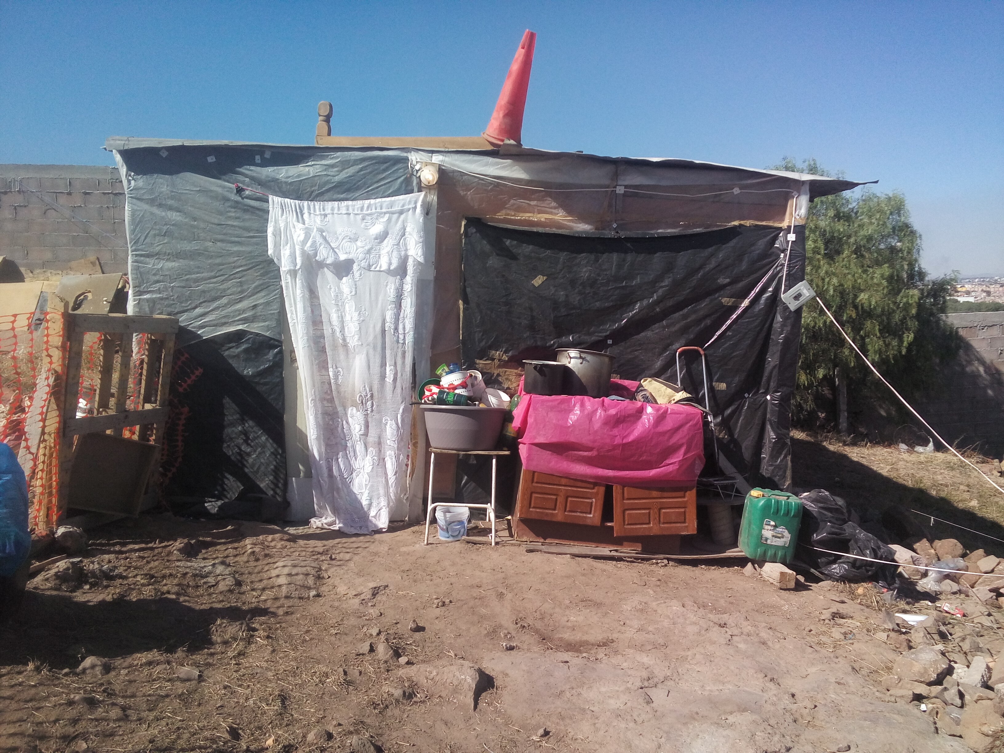 Habitantes de colonias irregulares piden apoyo con cobijas para sortear el frío 