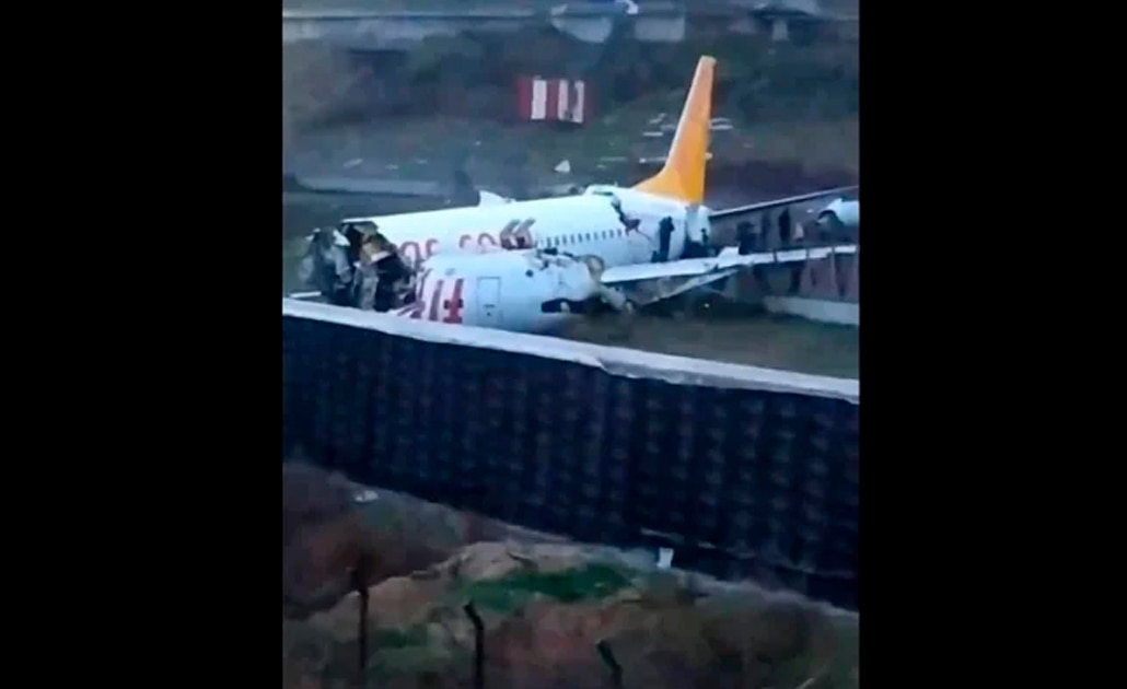 Avión en Estambul se sale de pista al aterrizar y se parte en dos