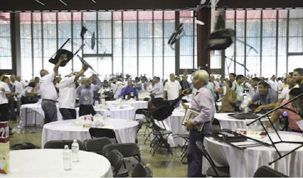 Unos 300 integrantes de la CETEG llegaron al Centro de Convenciones de Acapulco, donde ya estaban los profesores, y comenzó el intercambio de sillazos. (CUARTOSCURO)