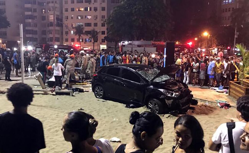 Video. Auto arrolla a multitud en Copacabana