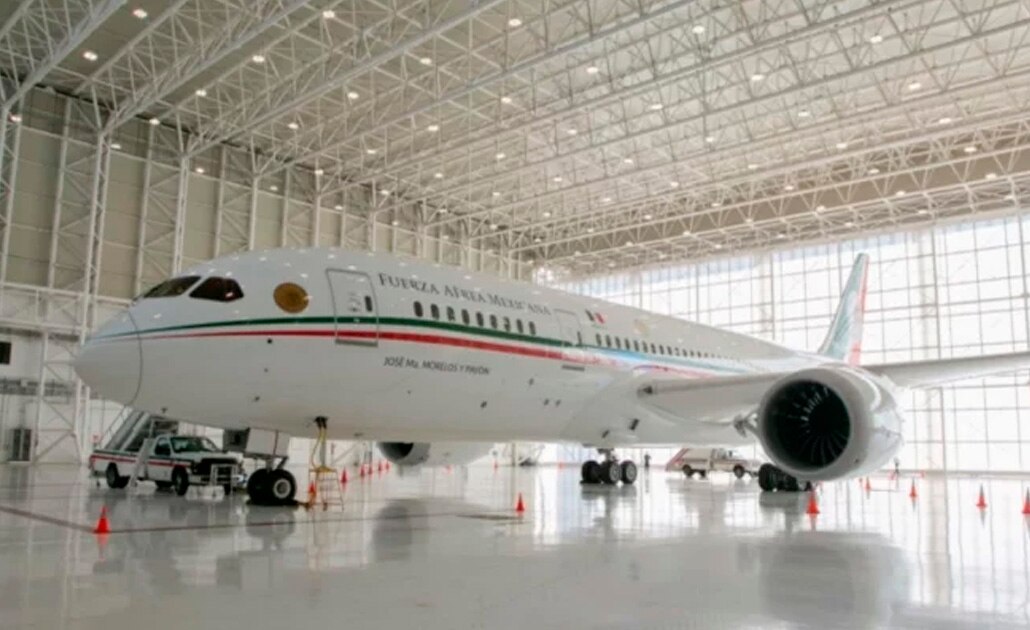 Agua, migrantes, equipo médico... las 5 promesas de AMLO por venta del avión