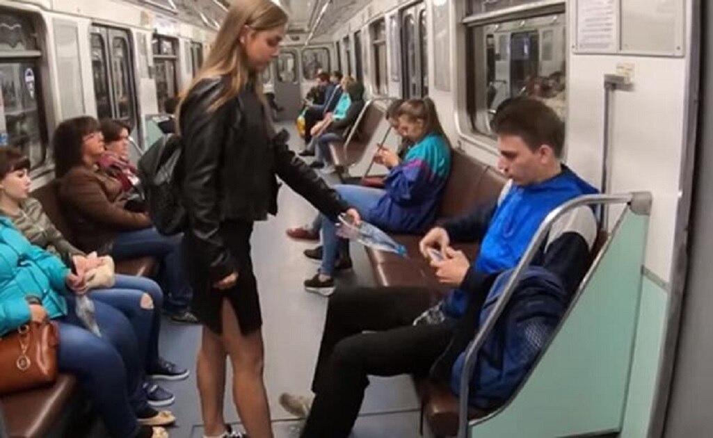 Video de mujer lanzando cloro a hombres en Rusia ¿propaganda antifeminista?