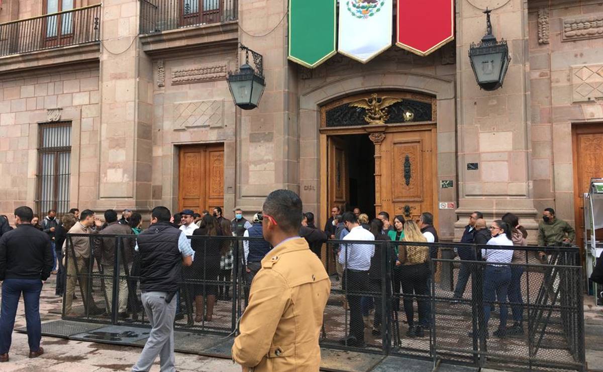 Tras sismo de 7.4 grados, desalojan edificios de gobierno y planteles educativos en SLP