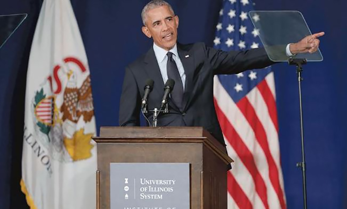 El ex mandatario Barack Obama dio ayer un discurso, en la Universidad de Illinois, en el que criticó a Donald Trump. Foto: JOHN GRESS. REUTERS