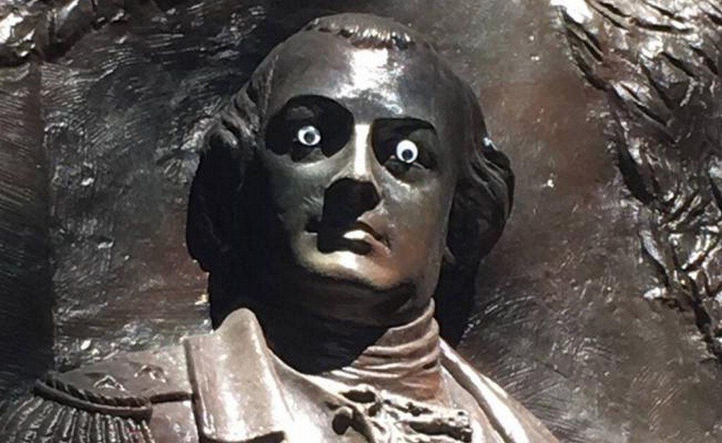 Pegan ojos saltones a monumento histórico de EU