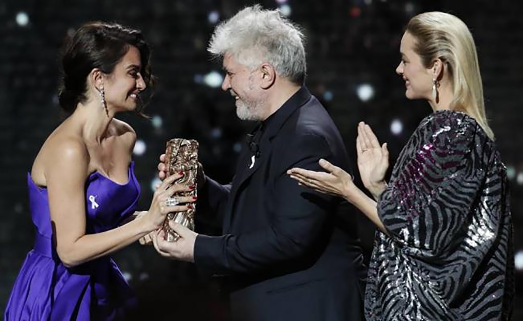 Penélope Cruz recibe César de Honor de manos de Almodóvar