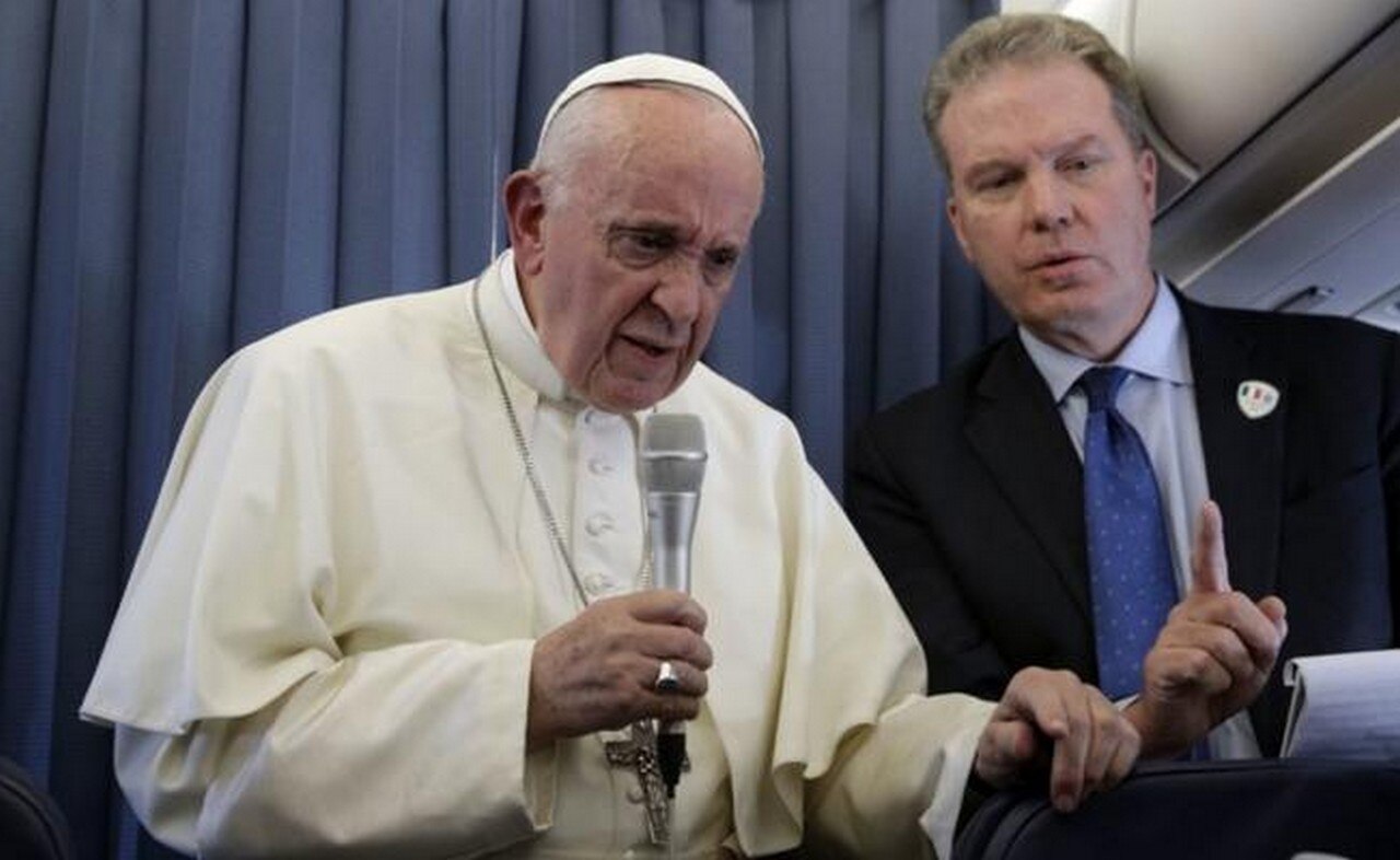 Fotografía de archivo del domingo 26 de agosto de 2018 del papa Francisco y el portavoz del Vaticano Greg Burke (Foto: AP)