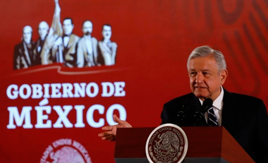 Paracaidista de Marina prefirió estrellarse en árbol que dañar a espectadores del desfile: AMLO