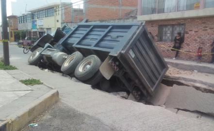 Camión de volteo se hunde en colonia La Victoria