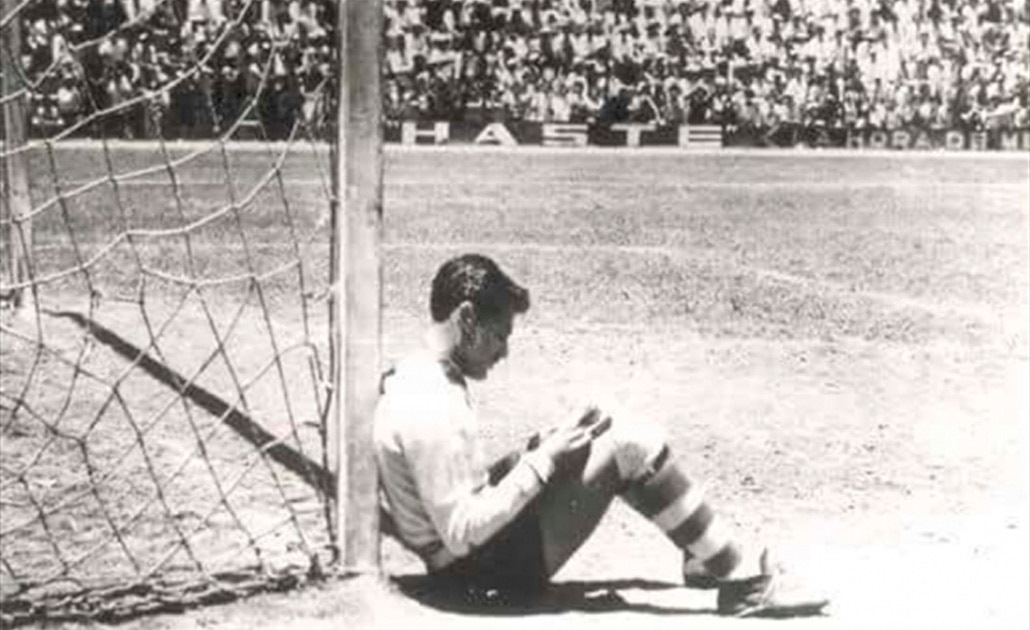 ¿Cómo surgió la foto del "Tubo" Gómez leyendo durante un Clásico Tapatío?