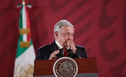 Se presenta AMLO a la conferencia mañanera con voz ronca