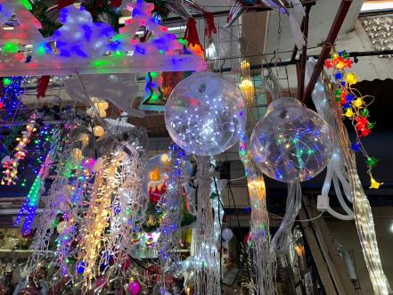 Centro Histórico de SLP se llena de luz y color con venta de artículos navideños 