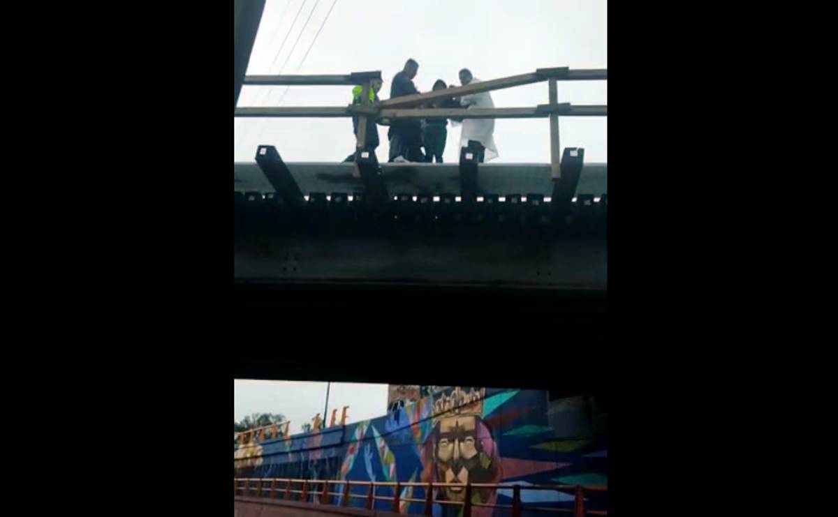 Policías de SLP rescatan a mujer que pretendía arrojarse de puente Pemex 