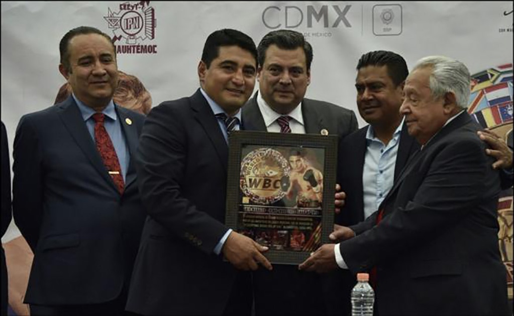 Reconocen al 'Terrible' Morales por su inducción al Salón de la Fama