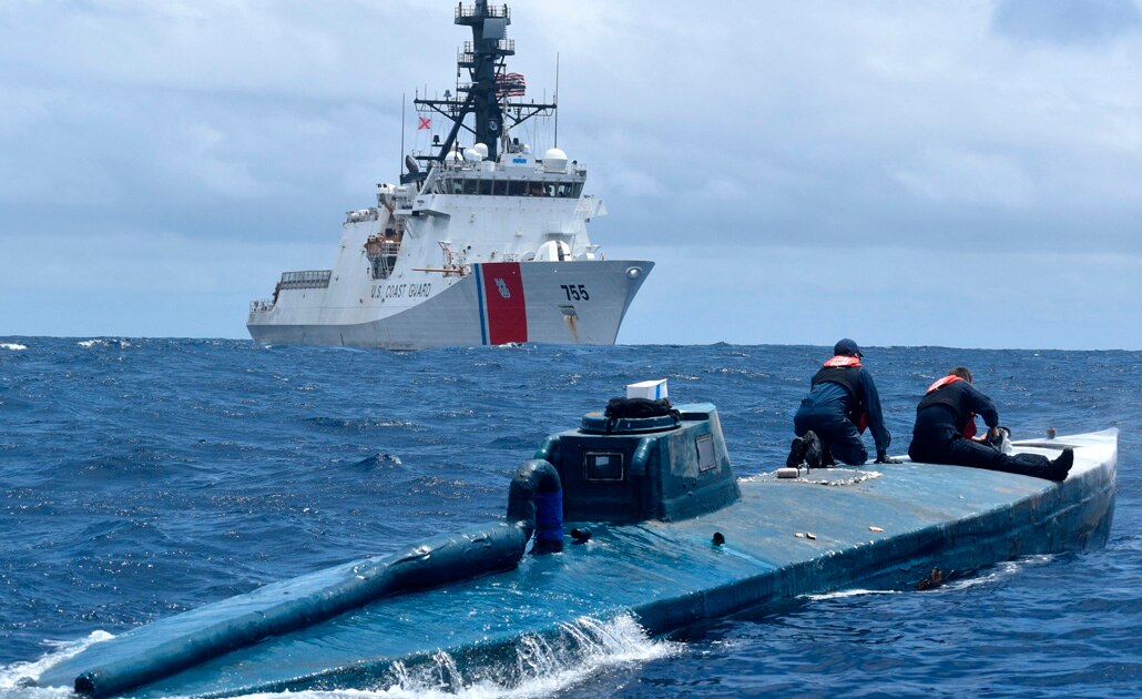 (Video) Guardacostas de EU realizan espectacular decomiso de drogas en submarino