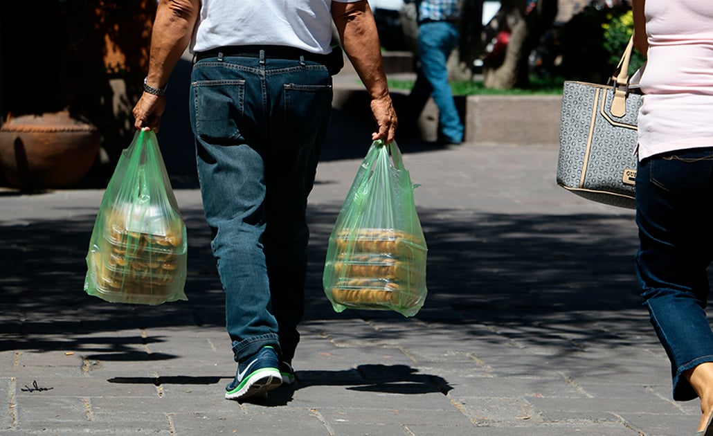 Centros comerciales trabajan en eliminación de uso de bolsas y popotes 