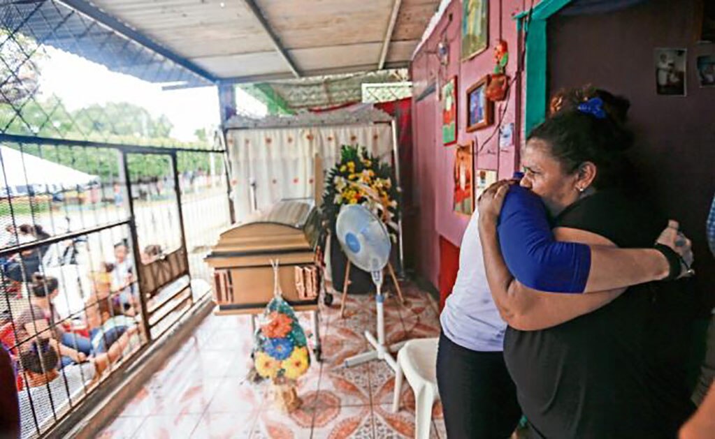 Yadira Córdoba es consolada ayer durante el velorio de su hijo Orlando, de 15 años, fallecido en la violenta jornada del miércoles en Managua. Foto: ALFREDO ZUÑIGA. AP