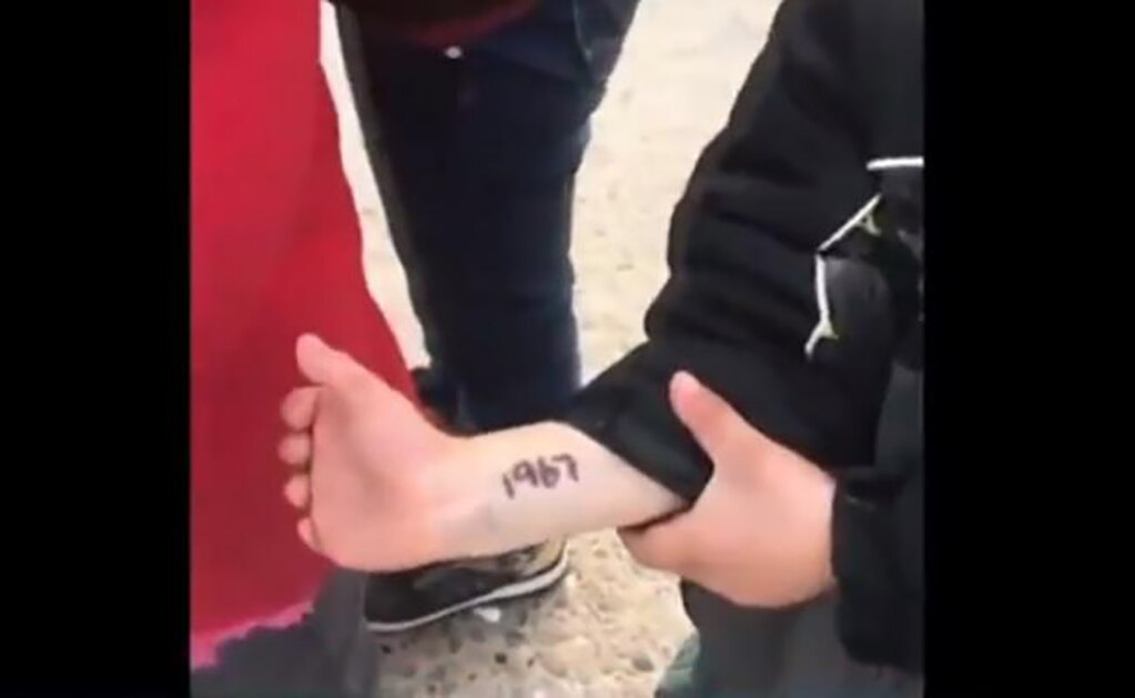 Migrantes en Chihuahua son marcados con números en el brazo