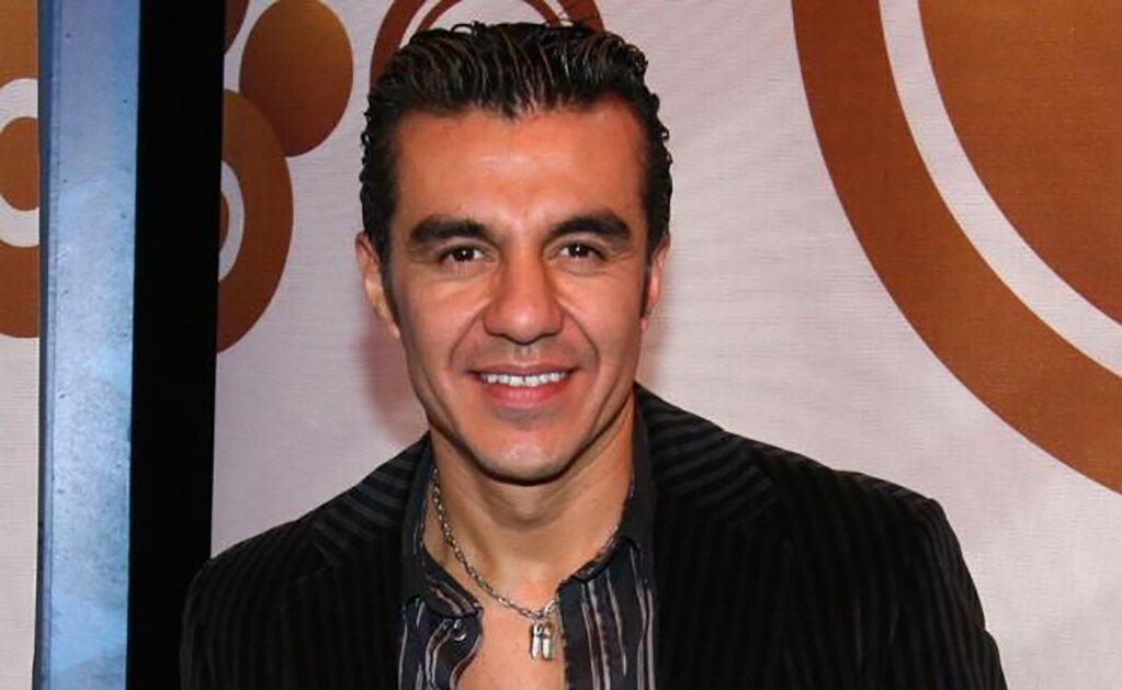 Adrián Uribe permanece en terapia intermedia