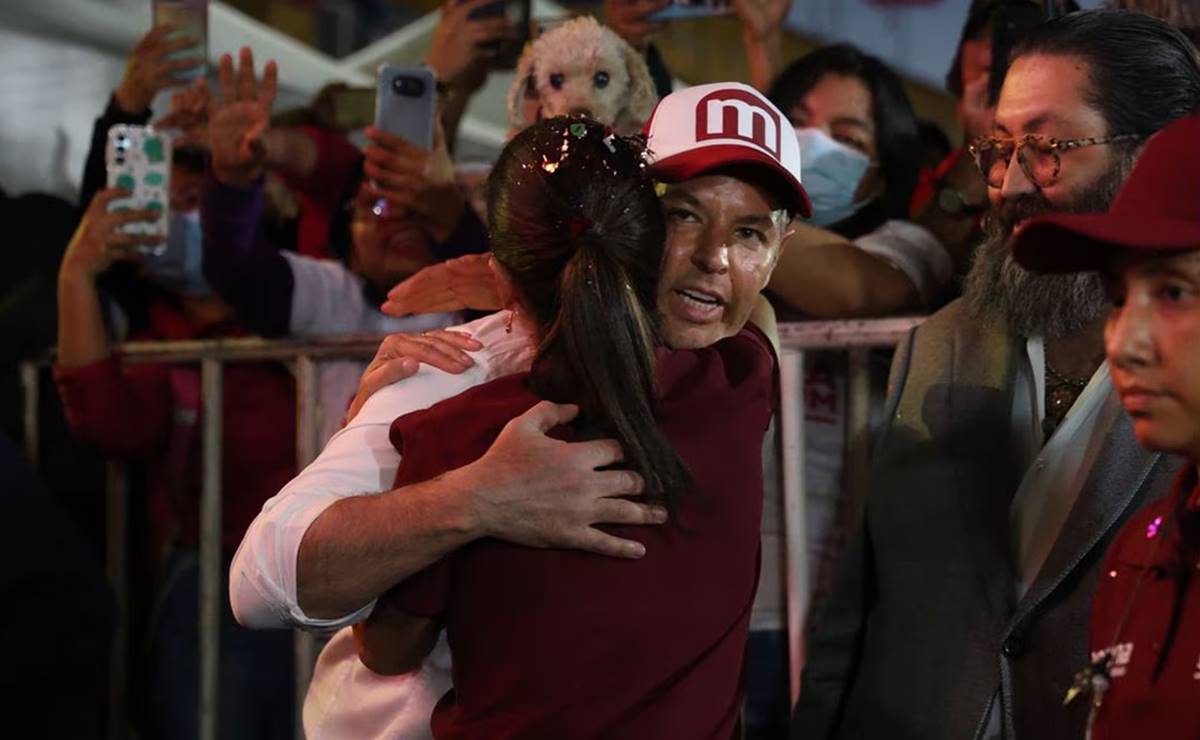 Con cachucha de Morena, Alejandro Murat, exgobernador de Oaxaca con el PRI, asiste por primera vez a un mitin de Sheinbaum