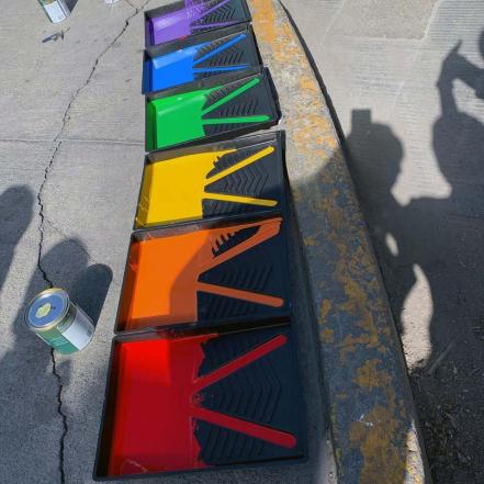Pintan paseo peatonal con colores de bandera LGBT