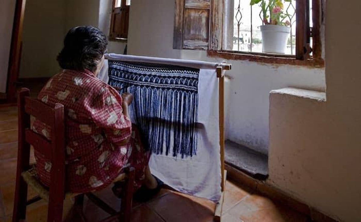 Colocarán sello distintivo a rebozos de Santa María del Río para evitar piratería. Foto: Especial