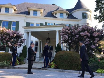 AMLO se reúne con Kamala Harris, de gira por EU