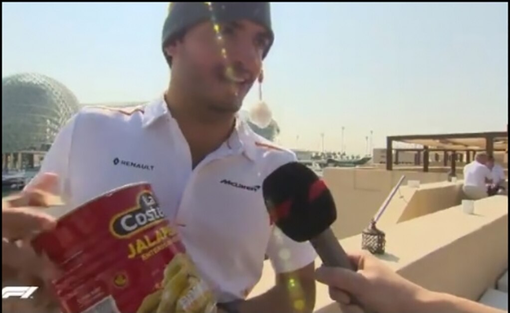 En intercambio navideño, ‘Checo’ Pérez regala chiles jalapeños