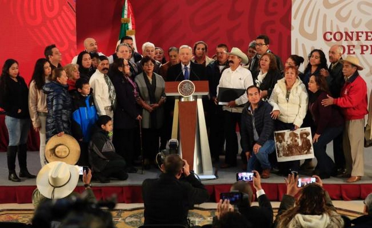 El presidente Andrés Manuel López Obrador con la familia de Emiliano Zapata. Foto: Irvin Olivares/EL UNIVERSAL