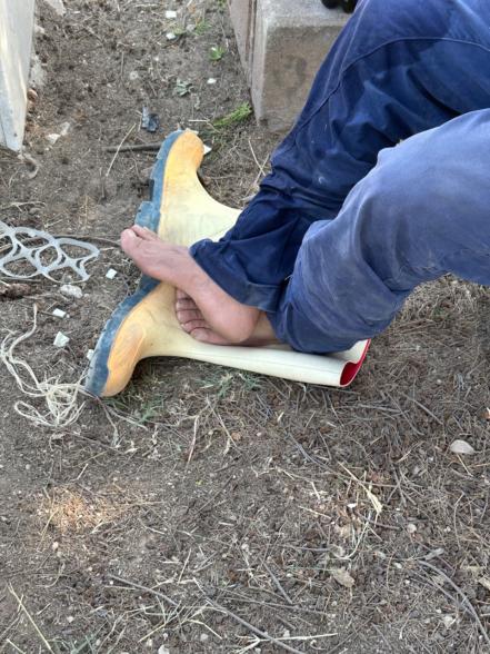 Ganarse la vida entre tumbas, así es la labor de Eladio y María como aguadores del panteón El Saucito