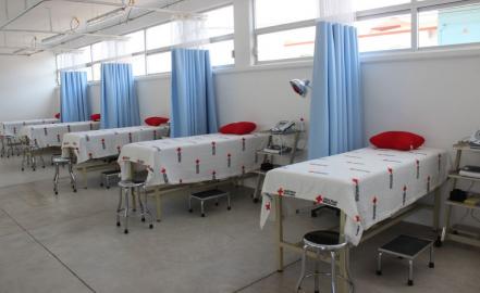 Arzobispo bendice nueva área de fisioterapia de la Cruz Roja