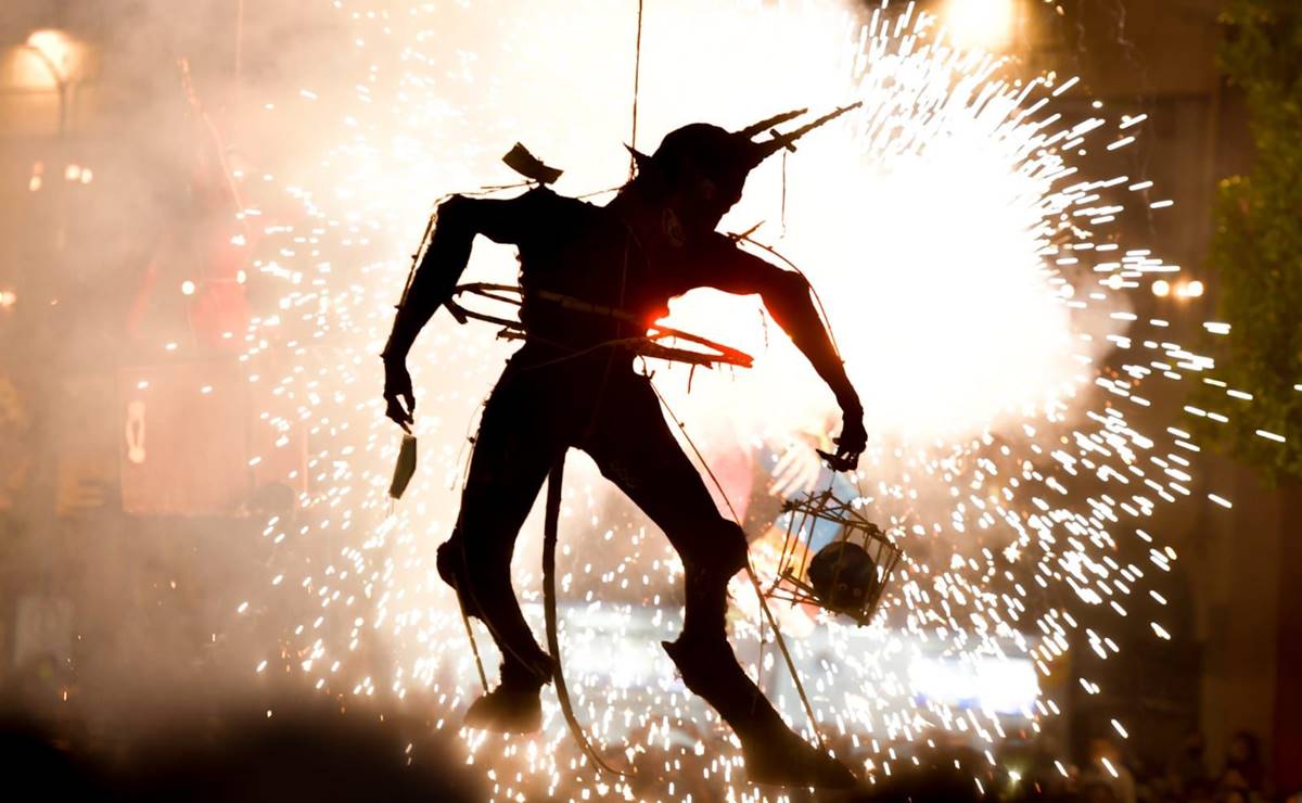 Putin y diablos arden en llamas en la tradicional "Quema de Judas" en San Luis