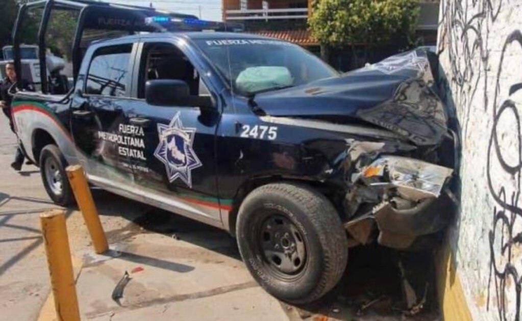 Patrulla choca contra vulcanizadora en capital de SLP; hay 2 policías heridos
